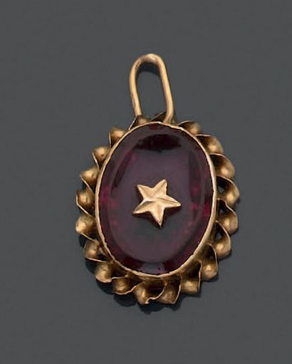Pendentif ovale en or jaune 18K (750), le...