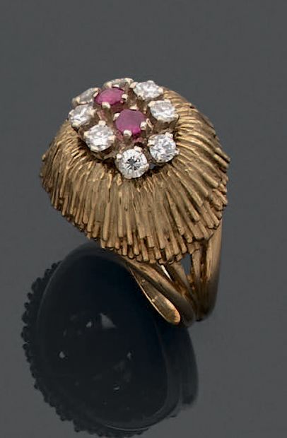 Bague à monture en or jaune 18K (750), ciselée...