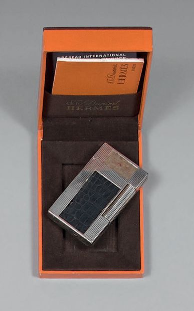 S. T. DUPONT pour HERMÈS.
Briquet en métal...