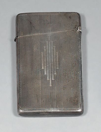 Étui plat en argent (800), le fond guilloché...