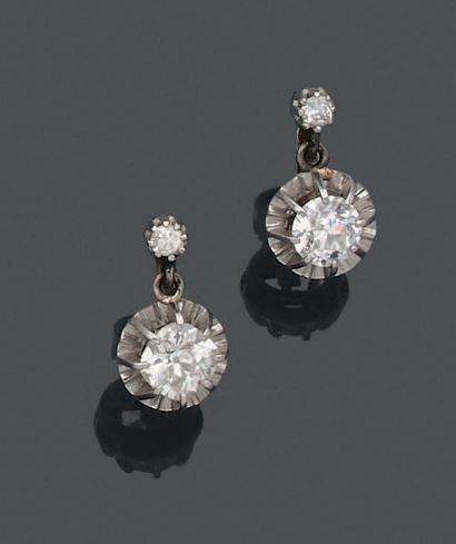 Paire de dormeuses en or gris 18K (750) ou...