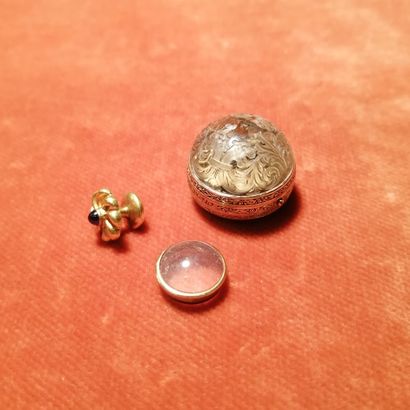 Bouton de col en or jaune 18K (750), en forme...