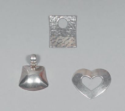 
Trois pendentifs en argent (925) : le premier...