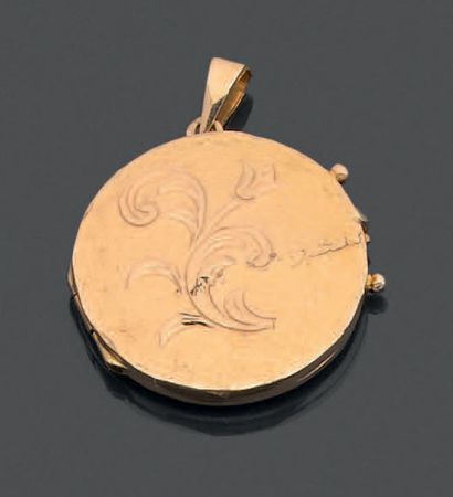 Médaillon rond en or jaune 18K (750), ciselé...