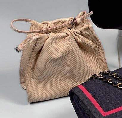 GUCCI.
Small bag in the shape of a purse,...