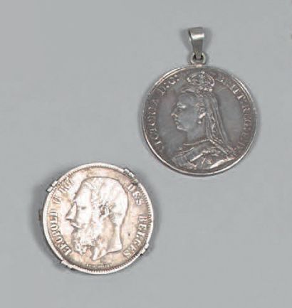 Deux pièces en argent : Victoria 1887, montée...
