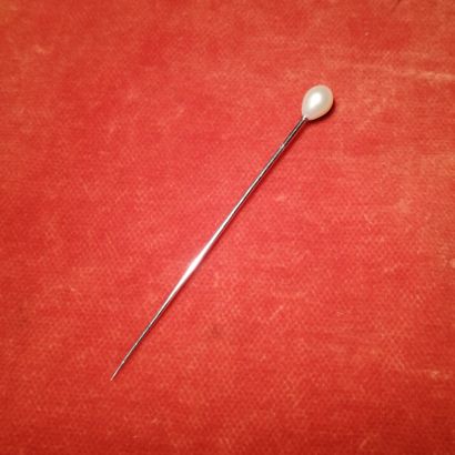 Épingle à cravate en or gris 18K (750), ornée...