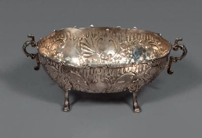 Coupe ovale en argent (950). Décor ciselé...