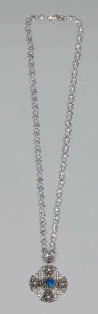 Croix pendentif et sa chaîne en argent (800),...