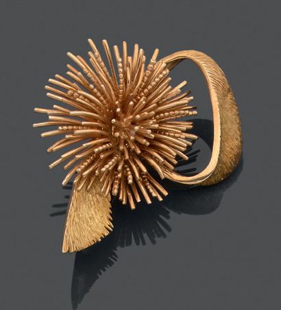 Brooch in 18K (750) yellow gold, representing...
