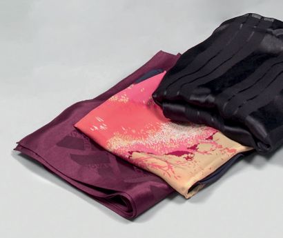 Ensemble : - Loris AZZARO. Foulard en crêpe...