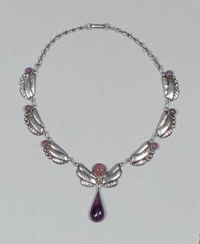 Articulated silver necklace (800), the stylized...