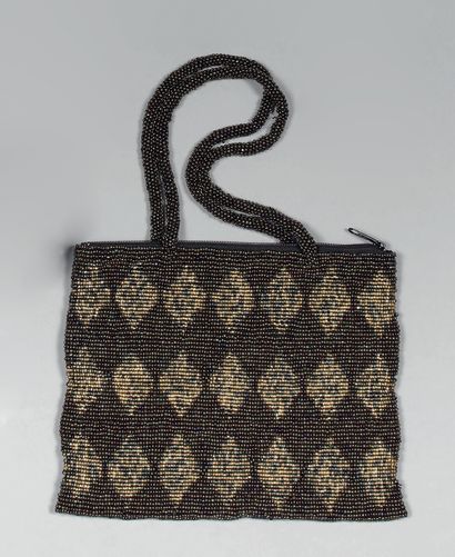 Petit sac en perles dessinant des losanges...