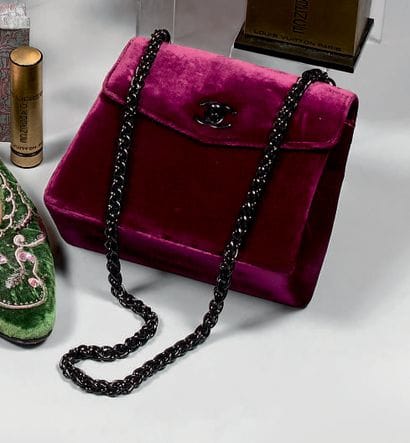 CHANEL.
Sac du soir en velours garance, la...