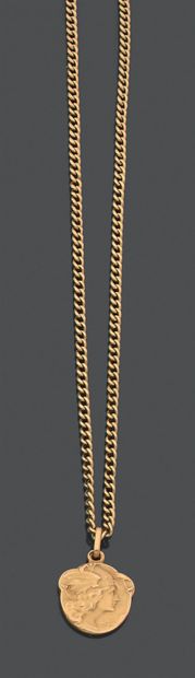 Médaille en or jaune 18K (750), ciselée d'un...