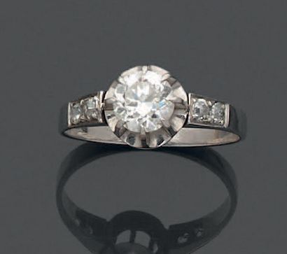 Bague en platine, ornée d'un diamant taille...