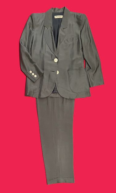 RENATA.
Tailleur en lin camel, la veste saharienne,...