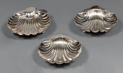 Trois vide-poches en argent (800), en forme...