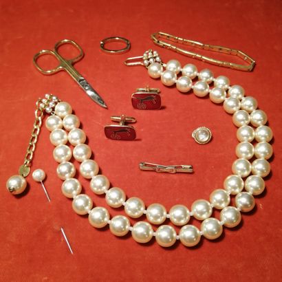Set of costume jewelry: a runner; an imitation...