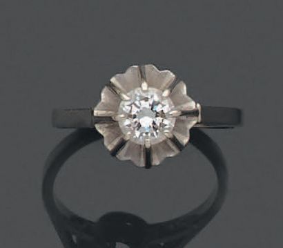 Bague en or gris 18K (750), ornée d'un diamant...