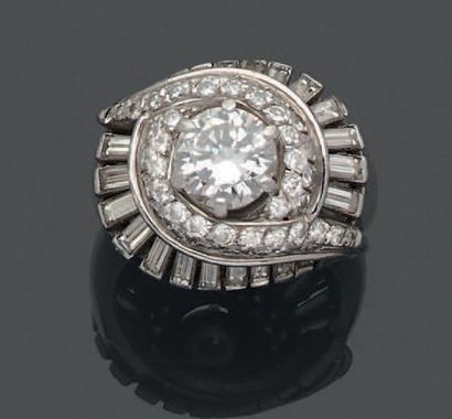 Bague en platine, de forme tourbillon, ornée...
