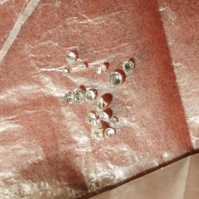 Dix-sept petits diamants non montés de différentes...