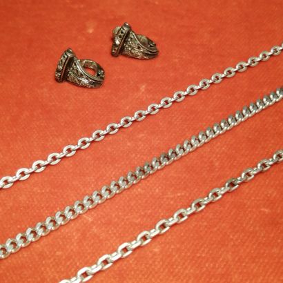 Silver set (800) including three chains with...