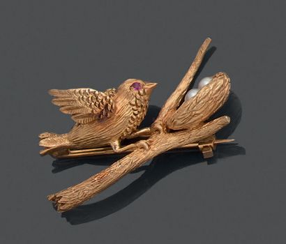 Brooch in 18K (750) yellow gold, featuring...