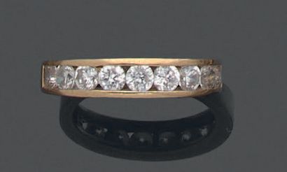 Bague demi-jonc en or jaune 18K (750), ornée...