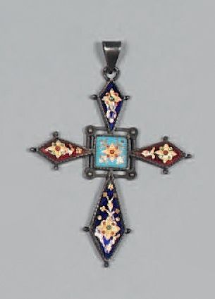 
Croix pendentif en argent (800), à décor...