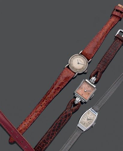 Trois montres de dame en acier : une ronde...