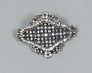 Broche de forme légèrement cintrée et contournée,...