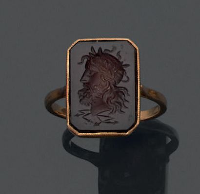 Bague à monture rectangulaire à pans en or...