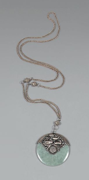 Collier en jade, formé de boules retenant...
