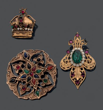 Set of three brooches in gilded metal, decorated...