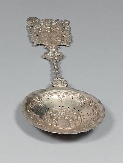 Cuiller saupoudreuse en argent (800), le...