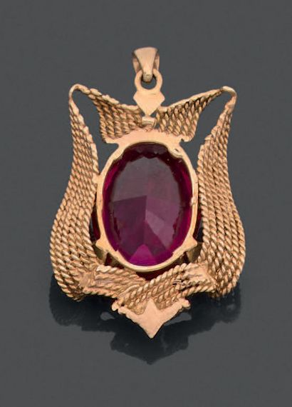
Pendentif en or jaune 18K (750), formé de...