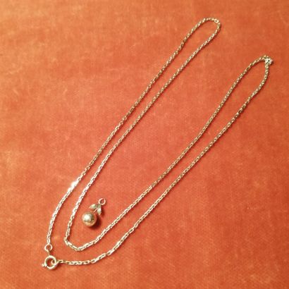 Fine chaîne et pendentif en or jaune 18K...