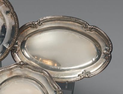 Oval silver dish (950), with moldings interspersed...