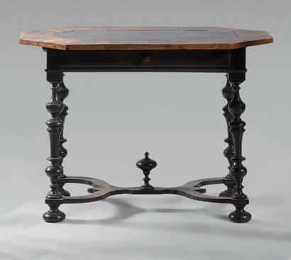 Table, the tray with cut sides, in fruitwood...