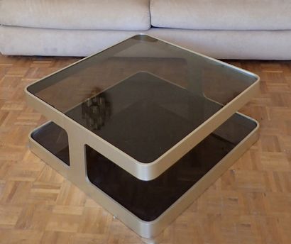 Table basse de forme carrée à angles arrondis...