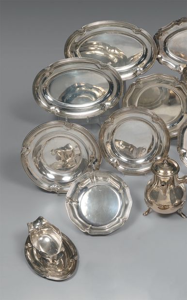 Set in plain silver (950), with contours...