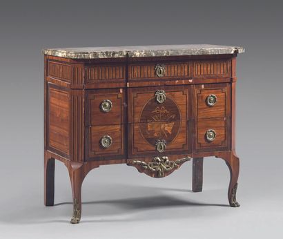 Chest of drawers in inlaid veneer. The front...