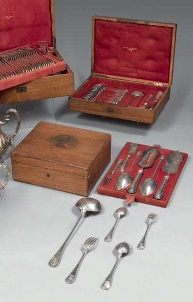 Part of a silver cutlery set (950), the violin...