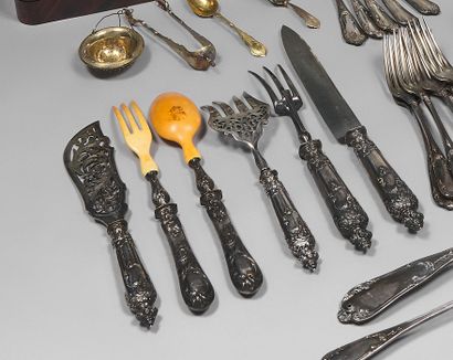 Set on a silver (950) cork handle decorated...