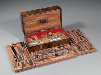 Coffret de chirurgie de campagne en acajou...