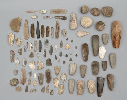 Ensemble de haches, silex, nucléus, lames,...