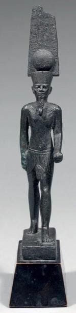 Statuette votive du dieu Amon. Il est debout...