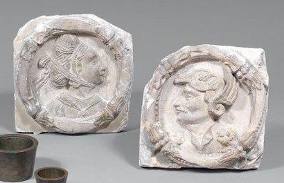 Paire de médaillons en pierre calcaire sculptée...