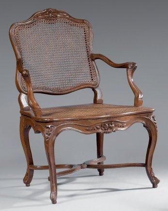 Fauteuil en bois naturel à dossier plat mouvementé...